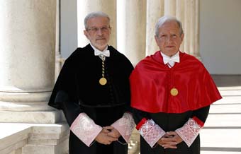 Pascual Sala, en el moment de ser investit 'honoris causa'.